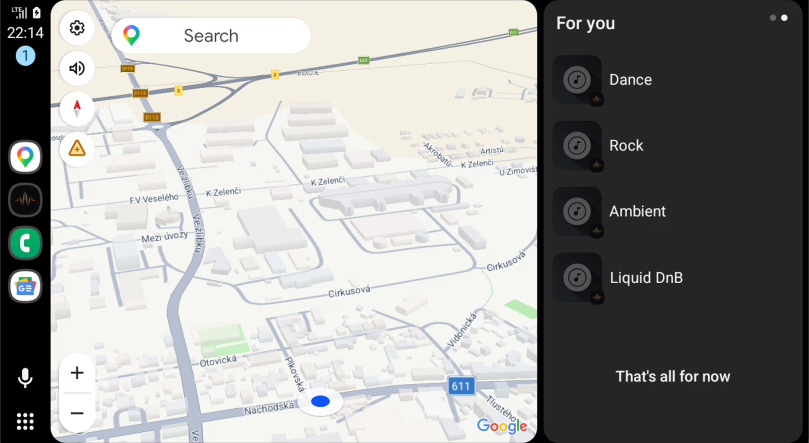 Výběr čtyř stanic Tiny Strings Radio v Android Auto vedle skutečné mapy Google Maps