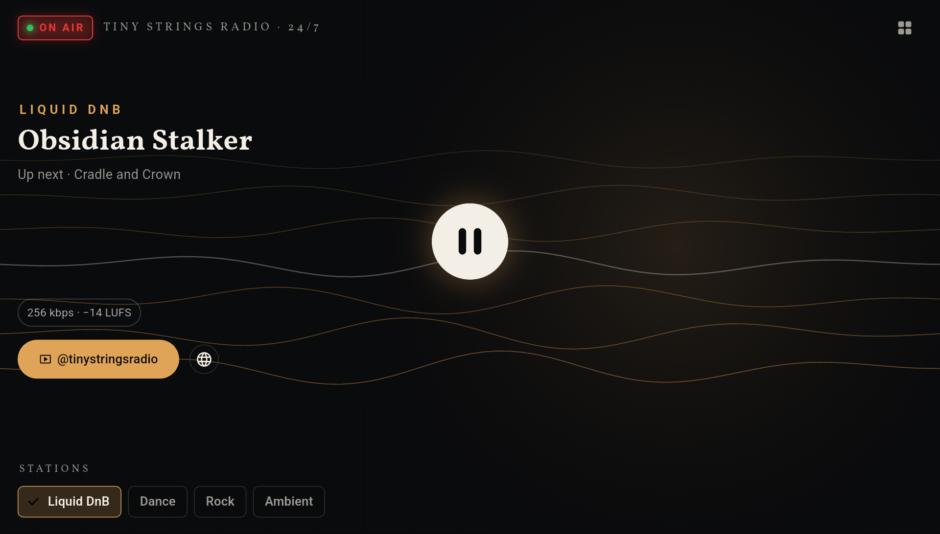 Přehrávač Tiny Strings Radio s živou animací strun